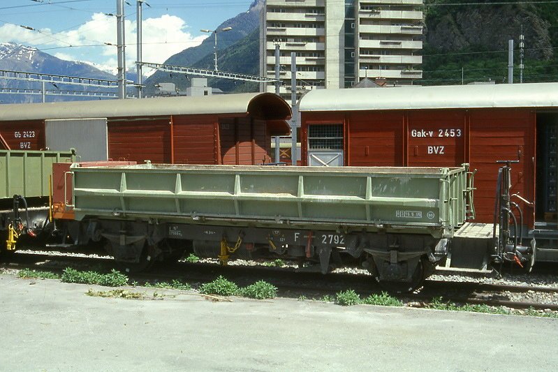 MGB exBVZ - F 2792 am 22.05.1997 in Visp - Schotterwagen mit Kippmulde 2-achsig mit 1 offenen Plattform - Baujahr 1958 - SIG/Wirz - Gewicht 7,10t - Ladegewicht: 15,00t - LP 7,90m - zulssige Geschwindigkeit km/h 55 - 3=15.05.1995 - Lebenslauf: ex Sk 402 - 1959 Sk 2792 - 1973 F 2792 - 2003 MGB F 2792
