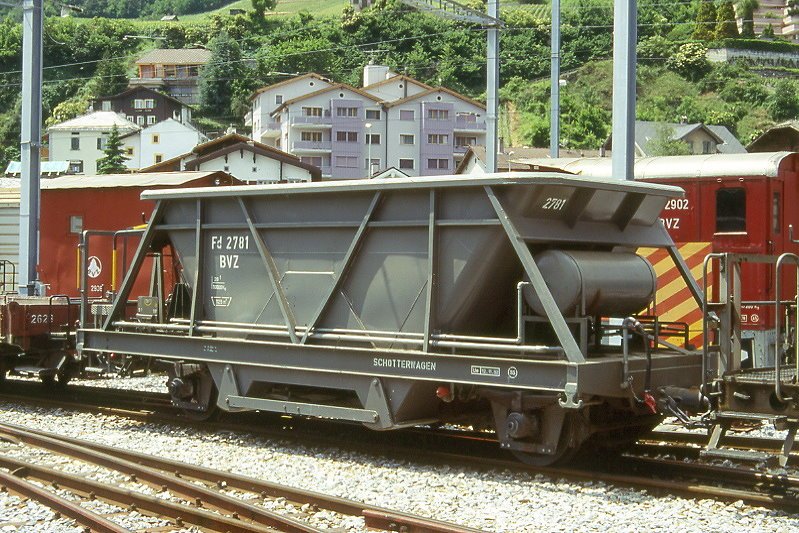 MGB exBVZ - Fd 2781 II am 10.06.1995 in Visp - Schotterwagen 2-achsig mit 1 offenen Plattform - Baujahr 1960 bernahme 12.11.1992 - Richard/BVZ - Gewicht 10,00t - Ladegewicht: 20,00t - LP 7,65m - zulssige Geschwindigkeit km/h 55 - GGB Zuladung 18,00t Bergfahrt 12,00t Talfahrt - Lebenslauf: ex La Mure N 1057 - 12.11.1992 BVZ Fd 8781 II - 2003 MGB Fd 2781 II
