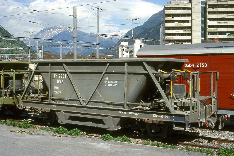MGB exBVZ - Fd 2781 II am 23.05.1997 in Visp - Schotterwagen 2-achsig mit 1 offenen Plattform - Baujahr 1960 bernahme 12.11.1992 - Richard/BVZ - Gewicht 10,00t - Ladegewicht: 20,00t - LP 7,65m - zulssige Geschwindigkeit km/h 55 - GGB Zuladung 18,00t Bergfahrt 12,00t Talfahrt - Lebenslauf: ex La Mure N 1057 - 12.11.1992 BVZ Fd 8781 II - 2003 MGB Fd 2781 II

