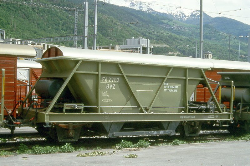 MGB exBVZ - Fd 2782 II am 21.05.1997 in Visp - Schotterwagen 2-achsig mit 1 offenen Plattform - Baujahr 1960 bernahme 14.06.1993 - Richard/BVZ - Gewicht 10,00t - Ladegewicht: 20,00t - LP 7,65m - zulssige Geschwindigkeit km/h 55 - GGB Zuladung 18,00t Bergfahrt 12,00t Talfahrt - Lebenslauf: ex La Mure N 1042 - 14.06.1993 BVZ Fd 8782 II - 2003 MGB Fd 2782 II
