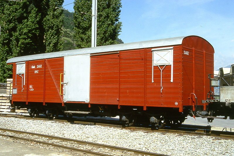 MGB exBVZ - Gak 2462 am 24.05.1997 in Visp - Gedeckter Gterwagen 4-achsig mit 1 offenen Plattform - Baujahr 1964 - ACMV - Gewicht 9,37t - Ladegewicht 15,00t - LP 11,32m - zulssige Geschwindigkeit km/h 55 - Lebenslauf: ex BVZ K 2462 - 1973 Gak 2462 - 04/2002 Haik-v 2411
