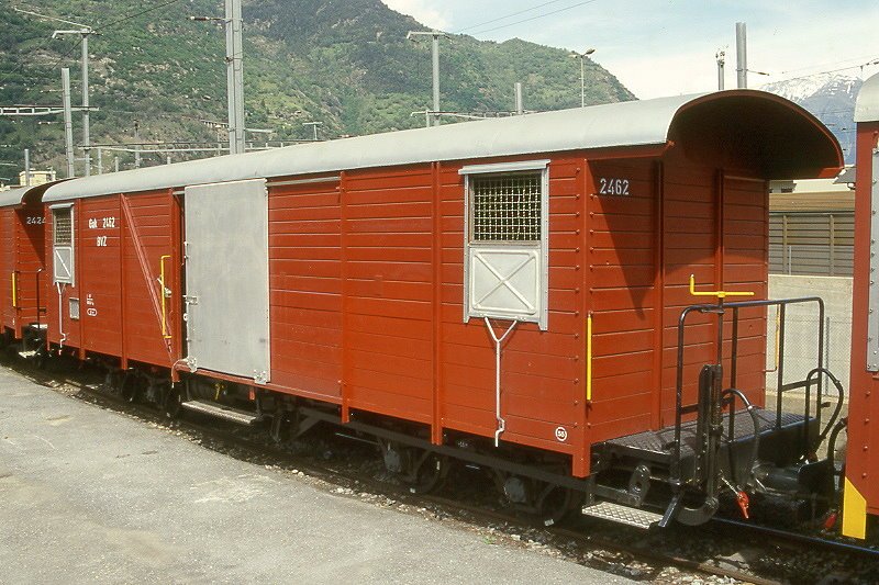 MGB exBVZ - Gak 2462 am 21.05.1997 in Visp - Gedeckter Gterwagen 4-achsig mit 1 offenen Plattform - Baujahr 1964 - ACMV - Gewicht 9,37t - Ladegewicht 15,00t - LP 11,32m - zulssige Geschwindigkeit km/h 55 - Lebenslauf: ex BVZ K 2462 - 1973 Gak 2462 - 04/2002 Haik-v 2411
