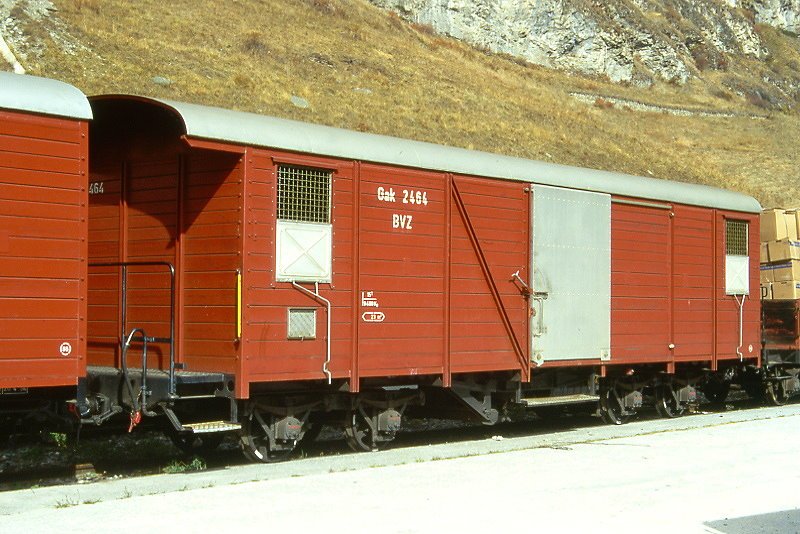 MGB exBVZ - Gak 2464 am 08.10.1996 in Zermatt - Gedeckter Gterwagen 4-achsig mit 1 offenen Plattform - Baujahr 1964 - ACMV - Gewicht 9,40t - Ladegewicht 15,00t - LP 11,32m - zulssige Geschwindigkeit km/h 55 - 3=10.12.1986 - Lebenslauf: ex BVZ K 2464 - 1973 Gak 2464 - 08/2005 Abbruch
