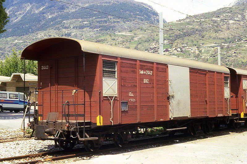MGB exBVZ - Gak-v 2442 am 05.05.1991 in Visp - Gedeckter Gterwagen 4-achsig mit 1 offenen Plattform - Baujahr 1890 - SIG - Gewicht 10,40t - Ladegewicht 10,00t - LP 11,10m - zulssige Geschwindigkeit km/h 55 - 3=27.05.1987 - Lebenslauf: ex BVZ K 62 - 1959 K 2422 I - 1959 K 2442 - 1973 Gak-v 2442 - 2003 MGB Gak-v 2442 - 08/2005 Abbruch
