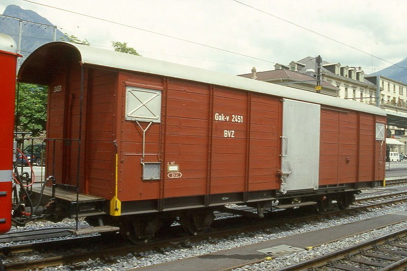 MGB exBVZ - Gak-v 2451 am 20.05.1997 in Brig - Gedeckter Gterwagen 4-achsig mit 1 offenen Plattform - Baujahr 1957 - SWS - Gewicht 12,00t - Ladegewicht 15,00t - LP 11,30m - zulssige Geschwindigkeit km/h 75 - 4=26.06.1995 - Lebenslauf: ex BVZ K 65 - 1959 K 2451- 1973 Gak-v 2451
