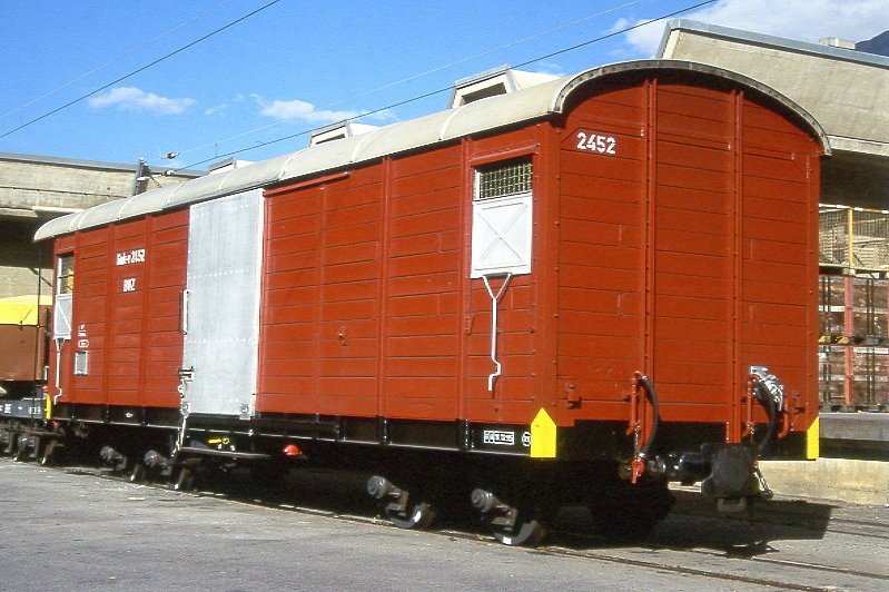MGB exBVZ - Gak-v 2452 am 07.10.1996 in Visp - Gedeckter Gterwagen 4-achsig mit 1 offenen Plattform - Baujahr 1957 - SWS - Gewicht 11,80t - Ladegewicht 15,00t - LP 11,30m - zulssige Geschwindigkeit km/h 75 - 4=11.12.1995 - Lebenslauf: ex BVZ K 66 - 1959 K 2452- 1973 Gak-v 2452

