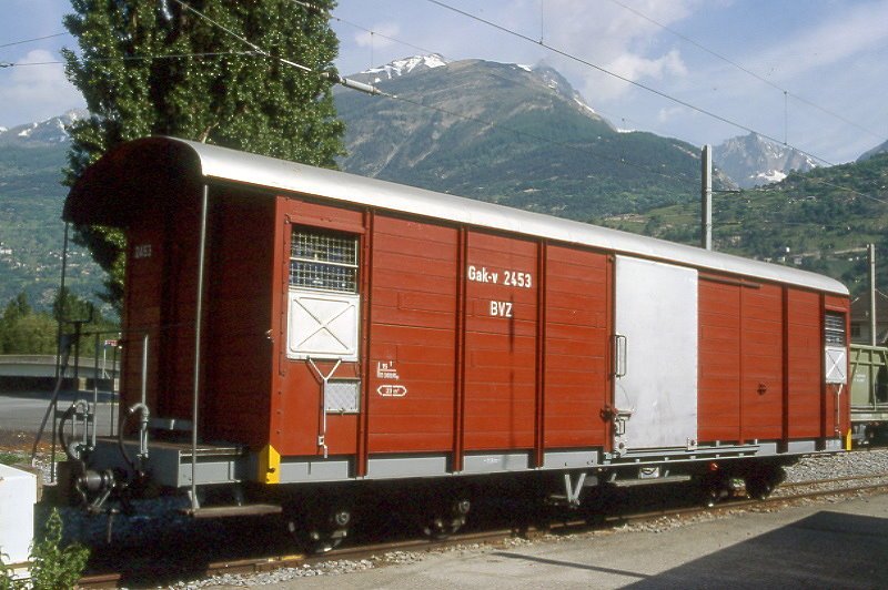 MGB exBVZ - Gak-v 2453 am 05.06.1990 in Brig - Gedeckter Gterwagen 4-achsig mit 1 offenen Plattform - Baujahr 1957 - SWS - Gewicht 11,40t - Ladegewicht 15,00t - LP 11,30m - zulssige Geschwindigkeit km/h 75 - 4=05.10.1994 - Lebenslauf: ex BVZ K 67 - 1959 K 2433 I - 1959 K 2453 - 1973 Gak-v 2453 - 1999 Sbk 2756
