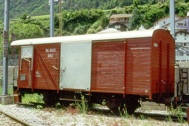 MGB exBVZ Gb 2423 am 10.06.1995 in Visp - gedeckter Gterwagen 2-achsig mit 1 offenen Plattform - Baujahr 1962 - ACMV1370 - Gewicht 6,70t - Ladegewicht 15,00t - LP 8,26m - zulssige Geschwindigkeit km/h 55 - 3=30.10.1991 - Lebenslauf: ex Gb 2423 - 2003 MGB Gb 2423 - 05/2005 DFB X 2923 - Hinweis: die Fahrzeugserie bestand aus 5 Wagen mit den Nummern 2421 bis 2425
