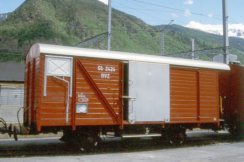 MGB exBVZ Gb 2424 am 22.05.1997 in Visp - gedeckter Gterwagen 2-achsig mit 1 offenen Plattform - Baujahr 1962 - ACMV1372 - Gewicht 6,70t - Ladegewicht 15,00t - LP 8,26m - zulssige Geschwindigkeit km/h 55 - 3=07.09.1994 - Lebenslauf: ex Gb 2424 - 2003 MGB Gb 2424 - 2005 DFB X 2924 - Hinweis: die Fahrzeugserie bestand aus 5 Wagen mit den Nummern 2421 bis 2425

