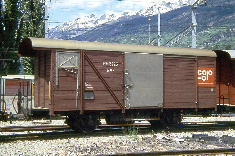 MGB exBVZ Gb 2425 am 23.05.1993 in Visp - gedeckter Gterwagen 2-achsig mit 1 offenen Plattform - Baujahr 1962 - ACMV1371 - Gewicht 6,70t - Ladegewicht 15,00t - LP 8,26m - zulssige Geschwindigkeit km/h 55 - 3=02.09.1985 - Lebenslauf: ex Gb 2425 - 2003 MGB Gb 2425 - 10/2003 DFB X 2925 - Hinweis: Anschrift COOP, die Fahrzeugserie bestand aus 5 Wagen mit den Nummern 2421 bis 2425
