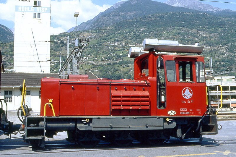 MGB exBVZ - Gm 3/3 71 am 09.06.1995 in Visp - Diesel-Rangiertraktor - Baujahr 1975 - Moyse3550/Deutz - 191 KW - Gewicht 26,00t - LP 6,94m - zulssige Geschwindigkeit 45 km/h - 3=23.12.1987 - Lebenslauf: ex BVZ Gm 3/3 71 - 2003 MGB Gm 3/3 71 - Hinweis: mit alten BVZ-Logo
