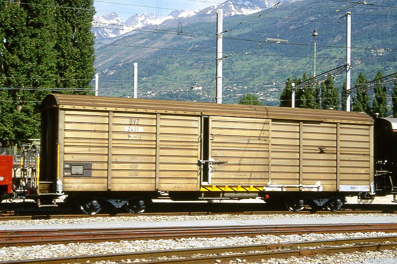 MGB exBVZ  - Hahk-vy 2431 am 24.05.1997 in Visp - Gedeckter Gterwagen 4-achsig mit 1 offenen Plattform - Baujahr 1969 - ACMV1393 - Gewicht 8,35t - Ladegewicht 20,00t - LP 11,96m - zulssige Geschwindigkeit km/h 75 - =19.05.1997 - Lebenslauf: ex BVZ OJ6 2431 - 1969 OJk6 2431 - 1973 Hahk-v 2431 - 04/2002 Hahk-vy 2431 - 2003 MGB Hahj-vy 2431
