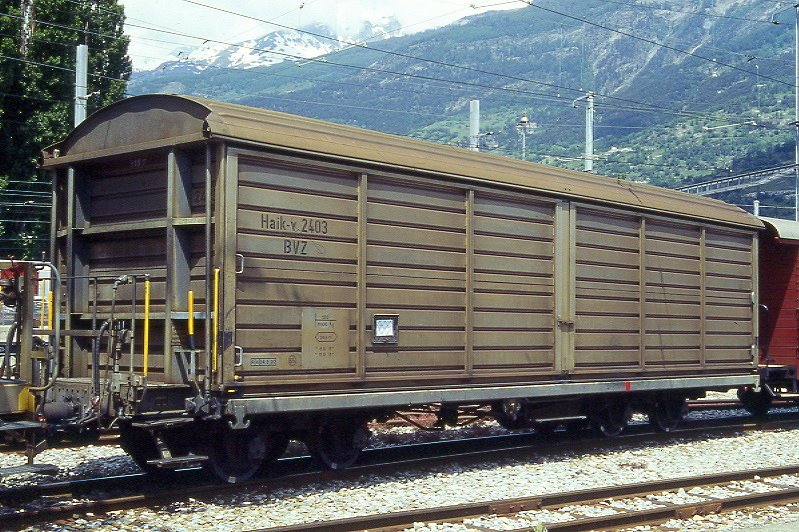 MGB exBVZ Haik-v 2403 am 10.06.1995 in Vidsp - Gedeckter Gterwagen 4-achsig mit 1 offenen Plattformen - Baujahr 1908 - SIG - Gewicht 11,00t - Ladegewicht 12,00t - LP 11,50m - zulssige Geschwindigkeit km/h 65 - ohne Logo BVZ - 4=24.03.1992 - Lebenslauf: ex BVZ F4 59 - 1912 FZ4  59 - 1956 J 83 - 1959 J 2403 - 1973 Hack-v 2403 - 1976 Haik-v 2403 - 2003 MGB Haik-v 2403
