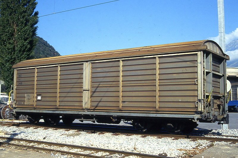 MGB exBVZ Haik-v 2405 am 02.08.1994 in Visp - Schiebewandwagen 4-achsig mit 1 offenen Plattform - Baujahr 1983 - ACMV/BVZ - Gewicht 11,30t - Ladegewicht 12,00t - LP 11,50m - zulssige Geschwindigkeit km/h 65 - 4=11.05.1990 - Lebenslauf: ex BVZ Haik-v 2405 - 1999 Haik-tv 2405 - 2003 MGB Haik-tv 2405
