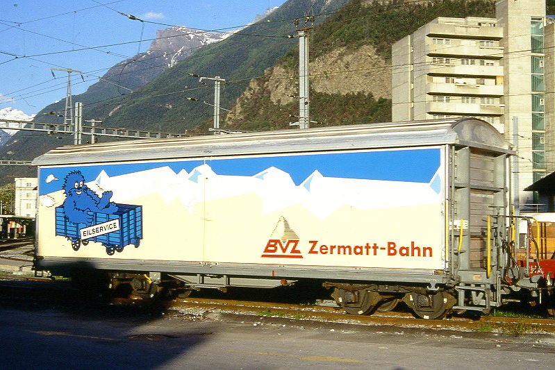 MGB exBVZ Haik-v 2405 am 23.05.1999 in Visp - Schiebewandwagen 4-achsig mit 1 offenen Plattform - Baujahr 1983 - ACMV/BVZ - Gewicht 10,50t - Ladegewicht 12,00t - LP 11,50m - zulssige Geschwindigkeit km/h 65 - BVZ Logo neu gro - Eigenwerbung: Eilservice - 4=14.12.1998 - Lebenslauf: ex BVZ Haik-v 2405 - 1999 Haik-tv 2405 - 2003 MGB Haik-tv 2405
