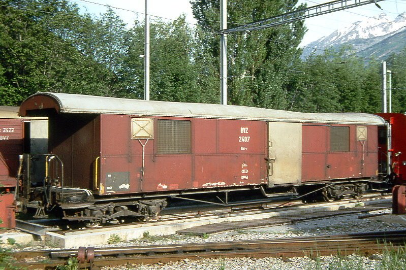 MGB exBVZ Hak-v 2406 am 23.05.1993 in Visp - gedeckter Gterwagen 4-achsig mit 2 offenen Plattform - Baujahr 1931 - SIG/ACMV1367 - Gewicht 12,60t - Ladegewicht 7,00t - LP 14,00m - zulssige Geschwindigkeit km/h 55 - =07.08.1975 - Lebenslauf: ex BVZ AB4 103 - 1956 A4 103 - 1960 A4 2061 I - 1962 J 2407 - 1973 Hak-v 2407 - 12/1982 ausr - ? Abbruch
