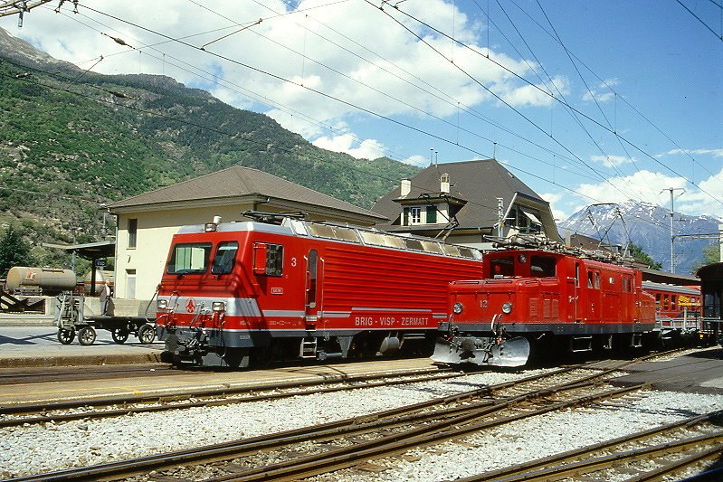 MGB exBVZ - HGe 4/4 II 3  Dom  mit Zug 903 Glacier-Express von St.Moritz nach Zermatt neben HGe 4/4 I 12 mit Gterzug 4141 von Visp nach Zermatt am 22.05.1997 in Visp

