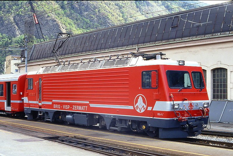 MGB exBVZ - HGe 4/4 II 1 Name: Matterhorn am 17.05.1991 in Visp - Zahnrad-LOKOMOTIVE - bernahme: 03.07.1990 - SLM5419/ABB - 1932 KW - Gewicht 64,00t - LP 14,78m - zulssige Geschwindigkeit 90/Z35 km/h - Lebenslauf: ex BVZ HGe 4/4 II 1 - 2003 MGB HGe 4/4 II 1 - Hinweis: Name noch verhllt 
