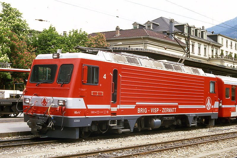 MGB exBVZ - HGe 4/4 II 4 am 17.05.1991 in Brig - Zahnrad-LOKOMOTIVE - Name: Tschhorn - bernahme: 09.10.1990 - SLM5422/ABB - 1932 KW - Gewicht 64,00t - LP 14,77m - zulssige Geschwindigkeit 90/Z35 km/h - Lebenslauf: ex BVZ HGe 4/4 II 4 - 2003 MGB HGe 4/4 II 4
