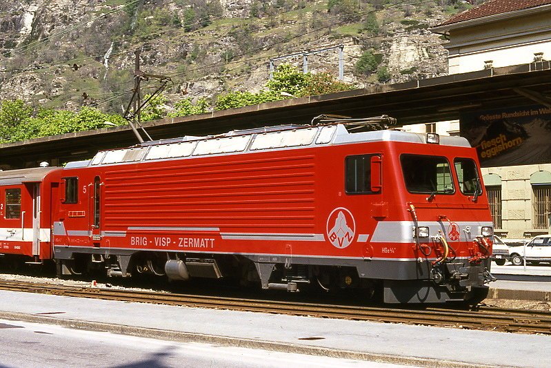 MGB exBVZ - HGe 4/4 II 5 am 05.05.1991 in Brig - Zahnrad-LOKOMOTIVE - Name: Mount Fuji - bernahme: 27.11.1990 - SLM5423/ABB - 1932 KW - Gewicht 64,00t - LP 14,77m - zulssige Geschwindigkeit 90/Z35 km/h - Lebenslauf: ex BVZ HGe 4/4 II 5 - 2003 MGB HGe 4/4 II 5 - Hinweis: Lokname noch abgedeckt.
