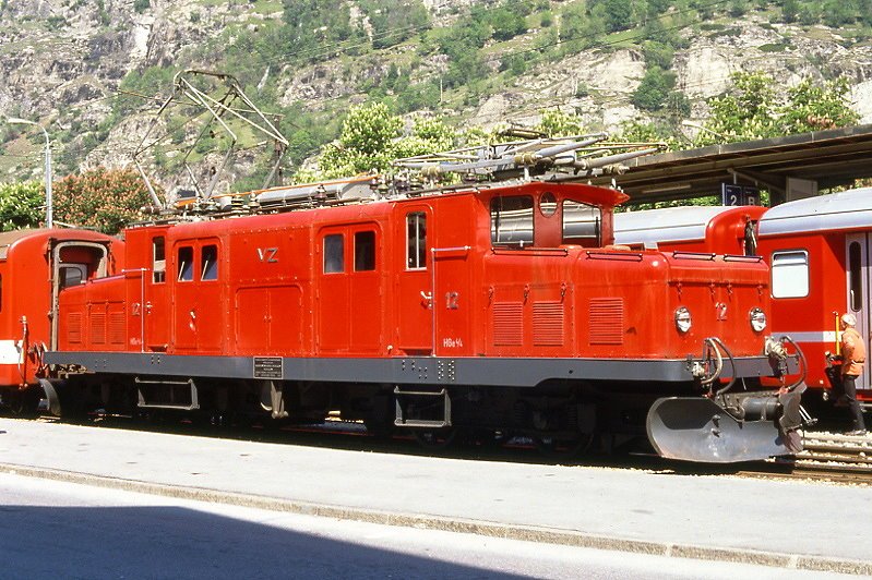 MGB exBVZ - HGe 4/4 I 12 am 15.05.1989 in Brig - Zahnrad-Lokomotive - Baujahr 1929 - SLM3337/SWS/MFO - 736 KW - Gewicht 46,80t - LP 14,10m - zulssige Geschwindigkeit 45/Z25 km/h - Lebenslauf: ex BVZ HGe 4/4 I 12 - 2003 MGB HGe 4/4 I 12 - 2004 Abbruch
