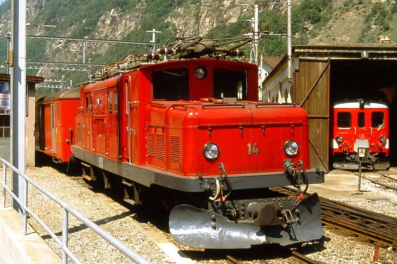 MGB exBVZ - HGe 4/4 I 14 am 01.06.1990 in Brig - Zahnrad-Lokomotive - Baujahr 1929 - SLM3339/SWS/MFO - 736 KW - Gewicht 46,80t - LP 14,10m - zulssige Geschwindigkeit 45/Z25 km/h - Lebenslauf: ex BVZ HGe 4/4 I 14 - 06/1992 ausrangiert
