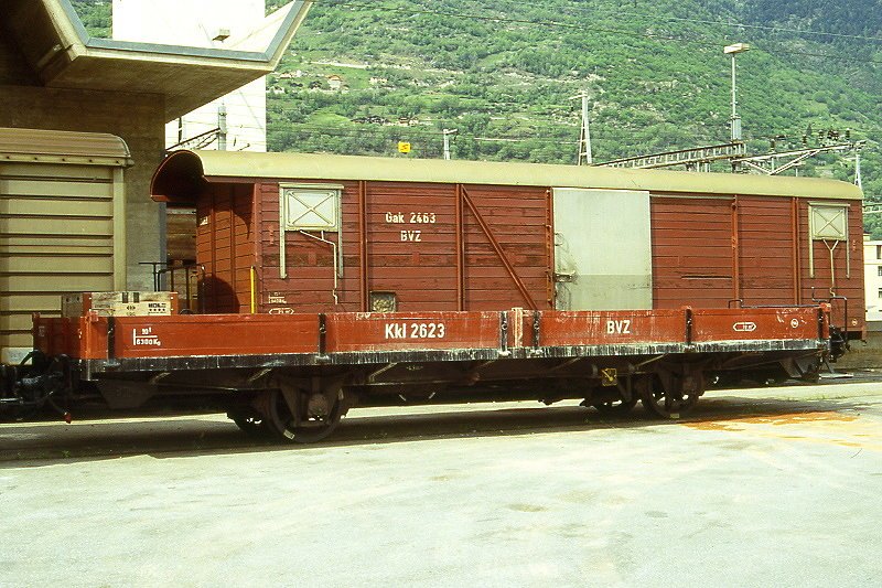 MGB exBVZ - Kkl 2623 am 20.05.1996 in Visp - Niederbordwagen 2-achsig mit 1 offenen Plattform - Baujahr 1889 - SIG - Gewicht 6,30t - Ladegewicht 10,00t - LP 9,40m - zulssige Geschwindigkeit 55 km/h - 3=23.02.1987 - Lebenslauf: ex LD C 40 - 1895 RhB C 50 - 1899 C 210 - 1911 C 2010 I - 1930 VZ C 133 - 1943 M 193 - 1959 M 2623 - 1973 Kkl 2623
