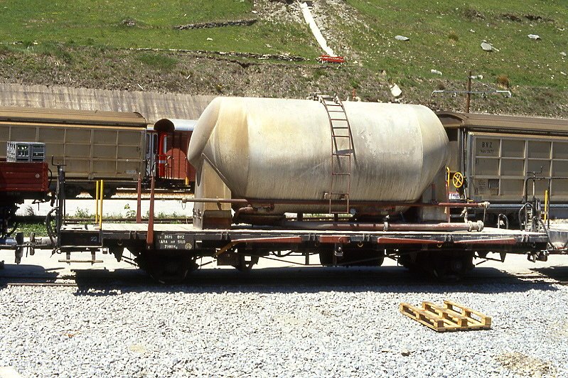MGB exBVZ - Lb 2635 I am 01.06.1990 in Zermatt - Behltertragwagen 2-achsig mit 1 offenen Plattform - Baujahr 1960 - JMR/MGB - Gewicht 7,38t - Ladegewicht 18,20t mit lzisterne - LP 9,14m - zulssige Geschwindigkeit 55 km/h - 1=03.07.1988 - Lebenslauf: ex M 2635 - 1973 Lb 2635 I - 08/1993 F 2793
