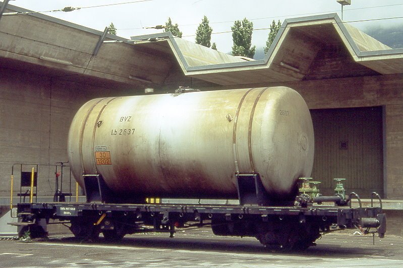 MGB exBVZ - Lb 2637 am 06.09.1995 in Visp - Behltertragwagen 2-achsig mit 1 offenen Plattform - Baujahr 1960 - SWS - Gewicht 6,848t - Ladegewicht 14,00t mit Zisterne - LP 8,62m - zulssige Geschwindigkeit 55 km/h - 1=01.02.1992 - Lebenslauf: ex M 2637 - 1973 Lb 2637
