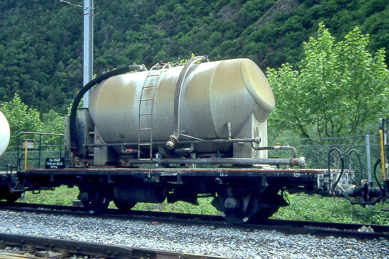 MGB exBVZ - Lb 2640 am 20.05.1993 in Visp - Behltertragwagen mit Betonsilo 2-achsig mit 1 offenen Plattform - Baujahr 1962 - ACMV1374 - Gewicht 6,97t - Ladegewicht 15,00t - LP 8,26m - zulssige Geschwindigkeit 55 km/h - Lebenslauf: ex M 2640 - 1973 Lb 2640 - 2000 K 2640 - 2003 MGB K 2640
