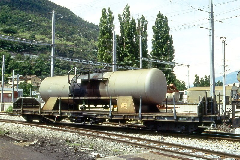 MGB exBVZ - R 2761 am 09.06.1995 in Visp - Niederbordwagen mit Zisterne fr Benzin- Petrol- und ltransporte 4-achsig mit 1 offenen Plattform - Baujahr 1956 - AVMV - Gewicht 13,30t - Ladegewicht: 30,00t - LP 15,62m - zulssige Geschwindigkeit km/h 65 - 3=15.03.1994 - Lebenslauf: ex BVZ OMC6 196 - 1959 OMC6 2261 - 1973 R 2761- 2003 MGB R 2761
