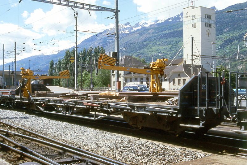 MGB exBVZ - R 2764 am 22.05.1997 in Visp - Flachwagen mit Rungen 4-achsig mit 1 offenen Plattform - Baujahr 1962 - SWS - Gewicht 13,30t - Ladegewicht: 30,00t - LP 15,62m - zulssige Geschwindigkeit km/h 65 - 3=14.10.1994 - Lebenslauf: ex BVZ OM6 2764 - 1973 R 2764 - 2003 MGB R 2764
