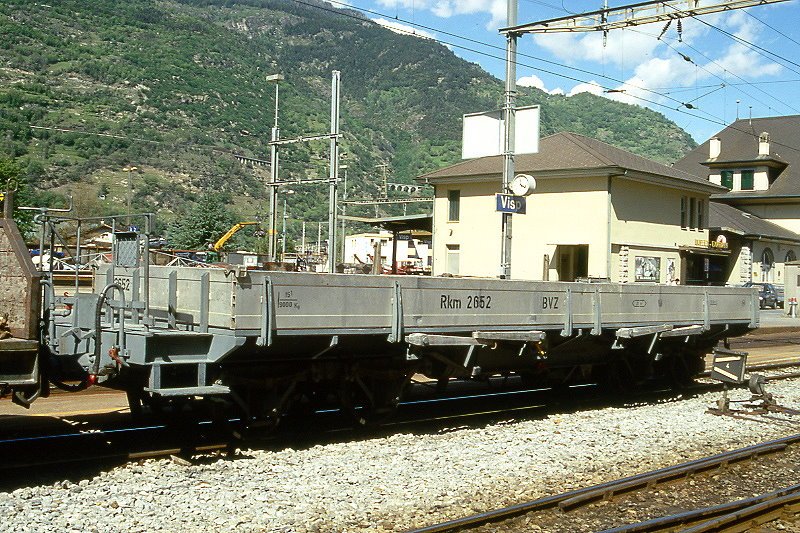 MGB exBVZ - Rkm 2652 am 22.05.1997 in Visp - Niederbordwagen 4-achsig mit 1 offenen Plattform - Baujahr 1952/1890 Dg vom C4 34 - ACMV148 - Gewicht 9,00t - Ladegewicht: 15,00t - LP 10,50m - zulssige Geschwindigkeit km/h 55 - 3=10.11.1995 - Lebenslauf: Dg ex BVZ C4 34/ex BVZ M3 94 - 1959 M3 2622 I - 1959 M3 2652 - 1973 Rkm 2652 - 2003 MGB Rkm 2652
