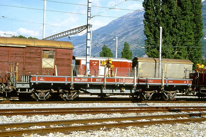 MGB exBVZ - Rkm 2660 am 24.05.1997 in Visp - Niederbordwagen 4-achsig mit 1 offenen Plattform - Baujahr 1959/1905 Dg B4 36 - ACMV1256 - Gewicht 8,60t - Ladegewicht: 12,00t(15,00t) - LP 10,50m - zulssige Geschwindigkeit km/h 55 - 301.05.1990 - Lebenslauf: ex BVZ M3 2630 - 1973 Rkm 2660 - 1997 Sbk 2755 - 2003 MGB Sbk 2755
