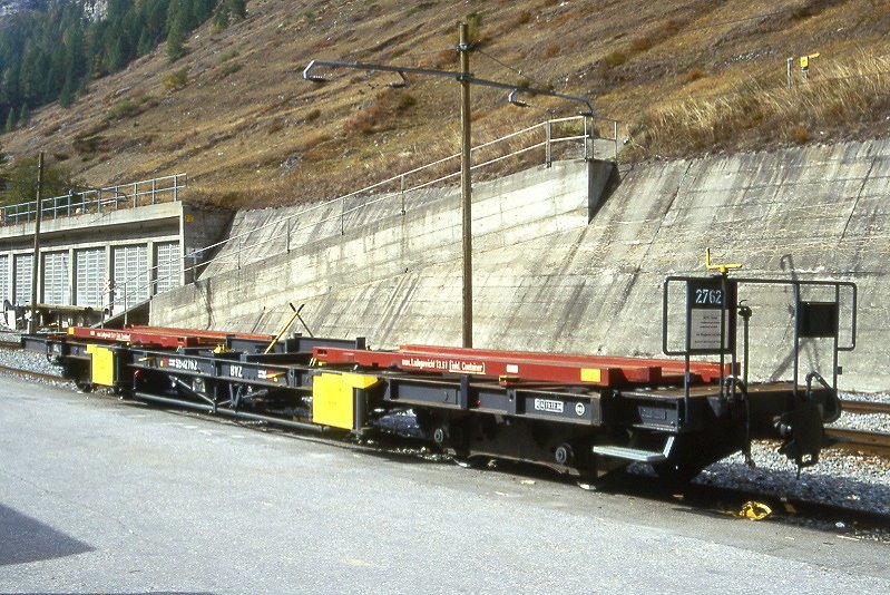 MGB exBVZ - Sb-x 2762 am 08.10.1996 in Zermatt - ACTS-Containertragwagen 4-achsig mit 1 offenen Plattform - Baujahr 1957 - SWS/BVZ - Gewicht 16,60t - Ladegewicht: 27,00t - LP 15,62m - zulssige Geschwindigkeit km/h 65 - 4=13.12.1995 - Lebenslauf: ex BVZ OMC6 197 - 1959 OM6 2852 - 1973 R 2762 - 13.12.1994 Sbx 2762 - 2003 MGB Sbx 2762
