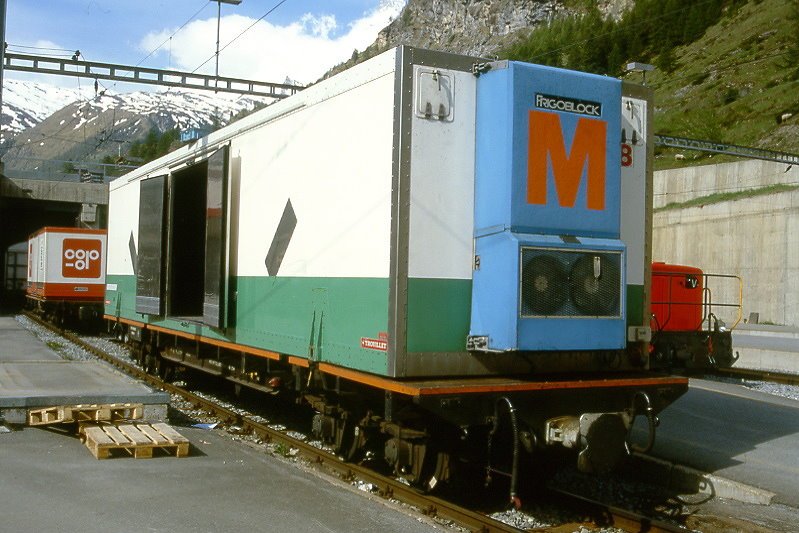 MGB exBVZ - Sbk 2752 am 23.05.1997 in Zermatt - Containertragwagen 4-achsig mit 1 offenen Plattform fr Migros-Container - Baujahr 1956 - ACMV583/SIG - Gewicht 9,50t - Ladegewicht: 15,00t - LP 12,90m - zulssige Geschwindigkeit km/h 75 - 4=28.06.1994 - Lebenslauf: ex BVZ O3 182 - 1959 O3 2802 - 1959 O3 2752 - 1973 Sbk 2752 - 2003 MGB Sbk 2752
