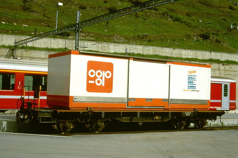 MGB exBVZ - Sbk 2753 am 23.05.1997 in Zermatt - Containertragwagen 4-achsig mit 1 offenen Plattform fr COOP - Baujahr 1956 - ACMV/SIG - Gewicht 8,80t - Ladegewicht: 15,00t - LP 10,56m - zulssige Geschwindigkeit km/h 75 - 4=12.02.1993 - Lebenslauf: ex BVZ M3 97 - 1959 M3 2655 - 1973 Rkm 2655 - 12.02.1993 Sbk 2753 - 2003 MGB Sbk 2753
