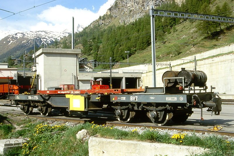 MGB exBVZ - Sbk-x 2754 am 23.05.1997 in Zermatt - ACTS-Containertragwagen 4-achsig mit 1 offenen Plattform - Baujahr 1959/Ug FO Bj 1914 - SWS/BVZ - Gewicht 10,70t - Ladegewicht: 16,50t - LP 10,56m - zulssige Geschwindigkeit km/h 75 - 4=20.02.1995 - Lebenslauf: ex BVZ M3 2628 - 1973 Rkm 2658 - 20.02.1995 Sbk-x 2754 - 2003 MGB Sbk-x 2754
