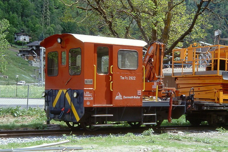 MGB exBVZ - Tm 2/2 2922 am 21.05.1997 in Ackersand - Diesel-Traktor mit Kran 15Kn - Baujahr 1959 - RACO1548/Deutz - 66 KW - Gewicht 10,20t - Ladegewicht 0,80t - LP 5,06m - zulssige Geschwindigkeit 45 km/h - 1=15.01.1997 - Lebenslauf: ex BVZ Tm 2/2 2922 - 2003 MGB Tm 2/2 2922 - Hinweis: mit neuen BVZ-Logo
