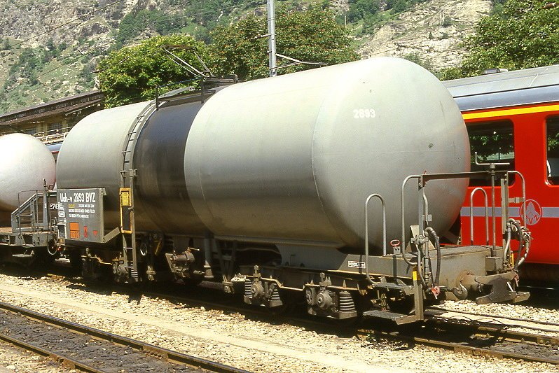 MGB exBVZ - Uah-v 2893 am 01.06.1990 in Brig - Zisternenwagen 4-achsig mit 1 offenen Plattform - Baujahr 1971 - SIG - Gewicht 13,00t - Ladegewicht: 31,50t - Kessel 38000 l - LP 10,74m - zulssige Geschwindigkeit km/h 65 - Lebenslauf: ex OC6 2893 - 1973 Uah-v 2893 - 1991a nach Unfall - 09.07.1992 Uah-v 2893 - 2003 MGB Uah-v 2893
