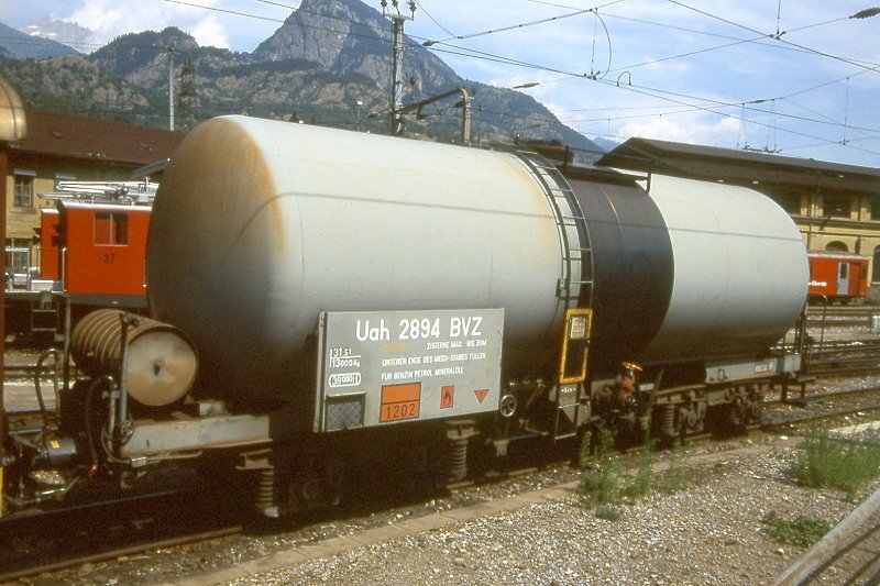 MGB exBVZ - Uah-v 2894 am 18.08.1991 in Brig - Zisternenwagen 4-achsig mit 1 offenen Plattform - Baujahr 1971 bernahme 09.07.1992 - SIG - Gewicht 13,00t - Ladegewicht: 31,50t - Kessel 38000 l - LP 10,74m - zulssige Geschwindigkeit km/h 65 - Lebenslauf: ex OC6 2894 - 1973 Uah-v 2894 - 2003 MGB Uah-v 2894
