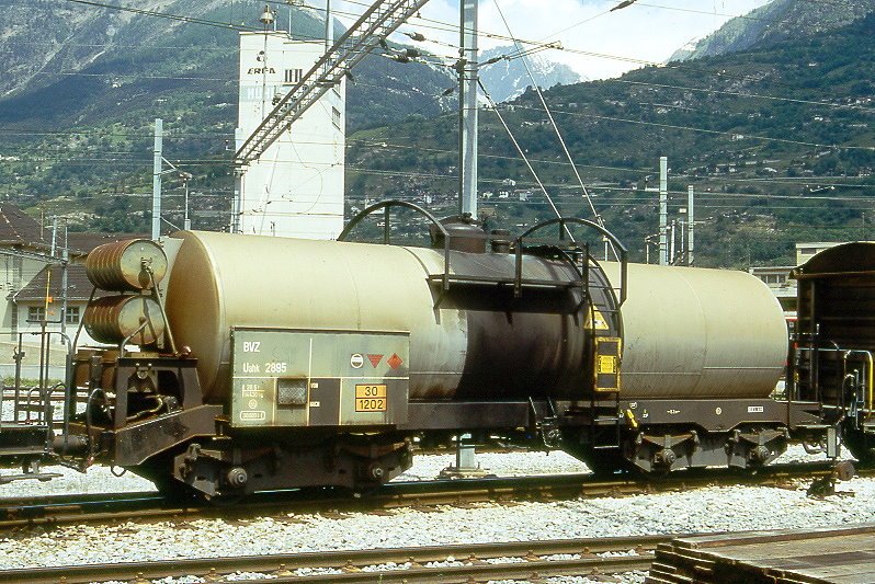 MGB exBVZ - Uah-v 2895 am 09.06.1995 in Visp - Zisternenwagen 4-achsig mit 1 offenen Plattform - Baujahr 1964 - SWS - Gewicht 14,43t - Ladegewicht: 28,50t - Kessel 30000 l - LP 11,44m - zulssige Geschwindigkeit km/h 65 - 3=02.03.1994 - Lebenslauf: ex OC6 2895 - 1973 Uahk 2895 - 2003 MGB Uahk 2895
