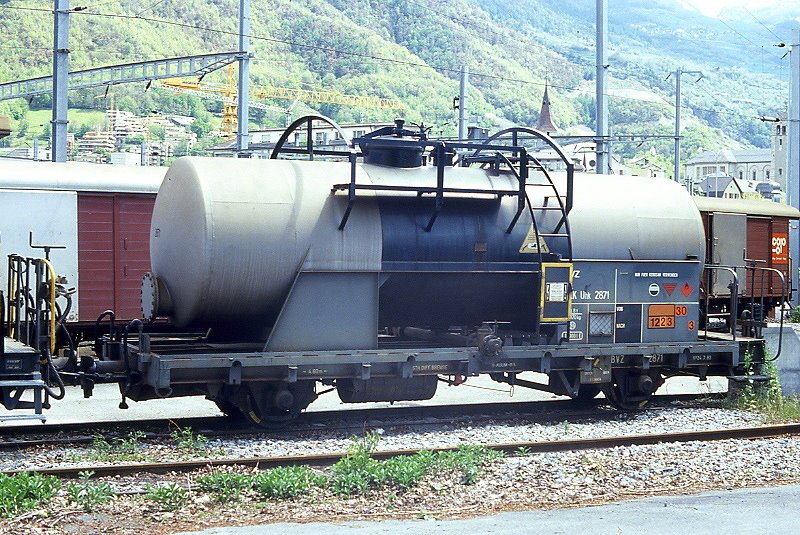 MGB exBVZ - Uhk 2871 am 17.05.1991 in Visp - Zisternenwagen 2-achsig mit 1 offenen Plattform - Baujahr 1948 - SWS/Giovanola8910/3 - Gewicht 10,00t - Ladegewicht: 11,80t - LP 8,60m - zulssige Geschwindigkeit km/h 55 - 3=24.07.1983 - Lebenslauf: ex P 991 - 1960 OC 2891 - 1972 OC 2871 - 1973 Uhk 2871 - 2003 MGB Uhk 2871
