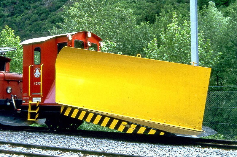 MGB exBVZ - X 2901 II am 20.05.1993 in Visp - Schneepflug 2-achsig - Baujahr 1967 - ACMV1387 - Gewicht 11,50t - LP 7,20m - zulssige Geschwindigkeit km/h 40 - 3=10.05.1983 - Heimatsation Zermatt - Lebenslauf: ex BVZ X 2901 II - 2003 MGB X 2901 II
