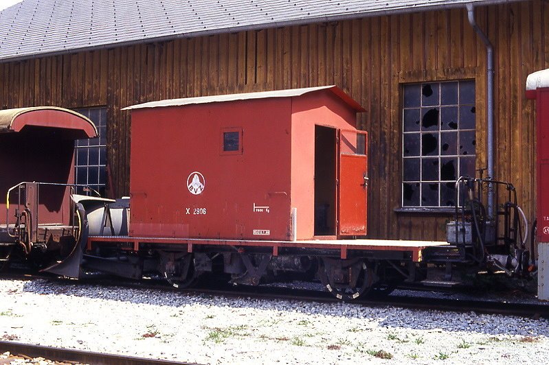 MGB exBVZ - X 2906 II am 05.05.1991 in Visp - Spurpflug 2-achsig - Baujahr 1903 - SWS/ACMV1384/BVZ - Gewicht 7,80t - LP 9,35m - zulssige Geschwindigkeit km/h 45 - 4=12.01.1989 - Heimatsation Visp - Lebenslauf: ex CEG K 41 - 1927 BVZ K 161 - 1959 K 2411 - 1969 Gk-v 2111 - 12.01.1989 X 2906 II - 2003 MGB X 2906 II
