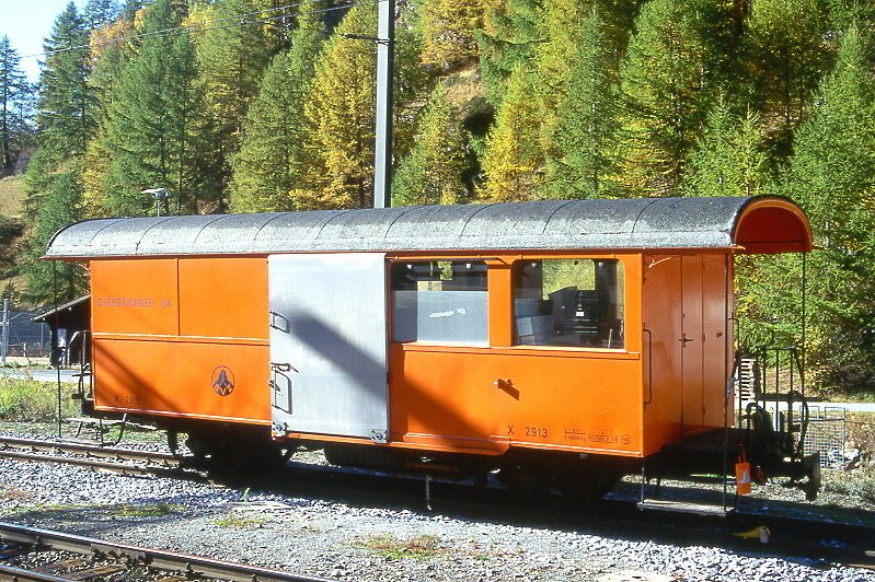 MGB exBVZ - X 2913 am 12.10.1996 in Tsch - Dienstwagen EA (Stellwerkdienst) 2-achsig mit 2 offenen Plattformeb - Baujahr 1910 - SIG - Gewicht 7,50t - Ladegewicht: 4,00t - LP 9,75m - zulssige Geschwindigkeit km/h 45 - 1=20.02.1989 - Lebenslauf: ex BB C 113 - 1943 RhB C 2083 - 1956 B 2083 - 1964 B 2083 - 1969 ausr. - 1970 BVZ X 2913 - 07/2001 WR-S 2227 - 2003 MGB WR-S 2227
