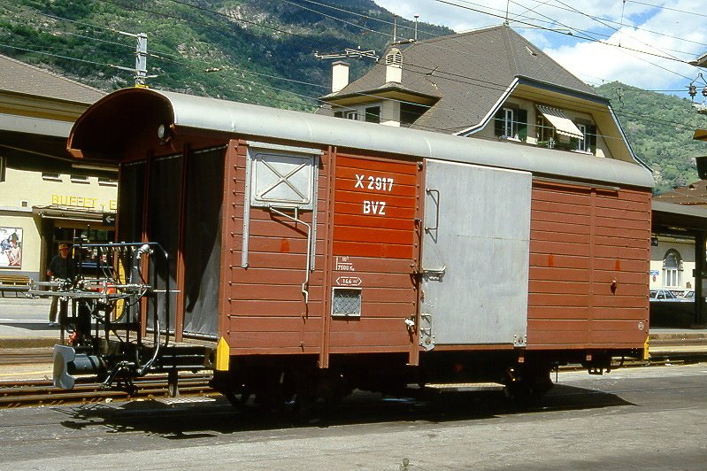 MGB exBVZ - X 2917 am 22.05.1997 in Visp - Unkrautvertilgungswagen 2-achsig mit 1 offenen Plattform - Baujahr 1903 - SIG/ACMV - Gewicht 7,50t - Ladegewicht: 10,00t - LP 7,56m - zulssige Geschwindigkeit km/h 55 - 3=28.07.1996 - Lebenslauf: ex CEG K 42 - 1929 BVZ K 163 - 1959 K 2413 - 1973 Gkv 2413 - 01/1995 X 2917 - 2003 MGB X 2917
