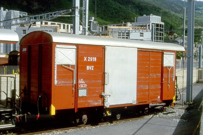 MGB exBVZ - X 2918 am 21.05.1997 in Visp - Materialwagen 2-achsig mit 1 offenen Plattform - Baujahr 1903 - SWS/ACMV - Gewicht 7,50t - Ladegewicht: 10,00t - LP 7,56m - zulssige Geschwindigkeit km/h 45 - Lebenslauf: ex CEG K 47 - 1927 BVZ K 162 - 1959 K 2412 - 1973 Gkv 2412 - 1995 X 2918 - 2003 MGB X 2918 - 08/2005 Abbruch
