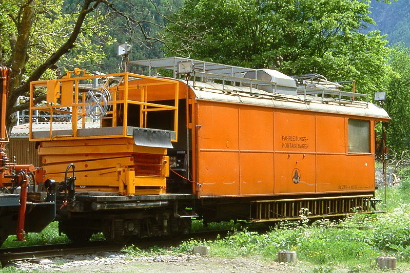 MGB exBVZ - Xa 2911 II am 21.05.1997 in Ackersand - Fahrleitungsmontagewagen 4-achsig mit 1 offenen Plattform und Hebebhne - Baujahr 1890 - SIG6591/SWS/BVZ - Gewicht 11,00t - Ladegewicht: 7,00t - LP 11,40m - zulssige Geschwindigkeit km/h 55 - 1=07.01.1993 - Lebenslauf: exBVZ BFZ4 51 - 1927 BCFZ4 51 - 1946 CF4 51 - 1959 BF4 2291 - 1964 BD 2291 - 1984 Xa 2911 II - 2003 MGB Xa 2911 II
