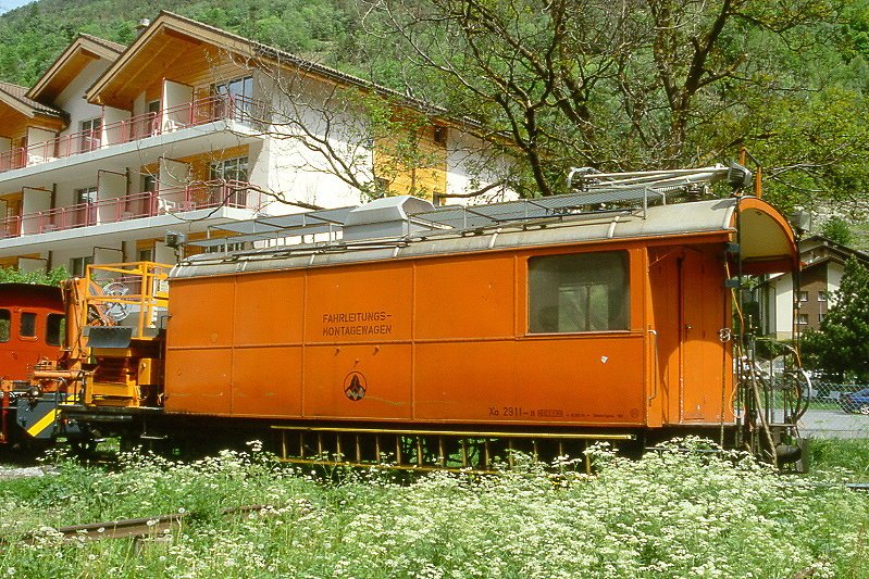 MGB exBVZ - Xa 2911 II am 21.05.1997 in Ackersand - Fahrleitungsmontagewagen 4-achsig mit 1 offenen Plattform und Hebebhne - Baujahr 1890 - SIG6591/SWS/BVZ - Gewicht 11,00t - Ladegewicht: 7,00t - LP 11,40m - zulssige Geschwindigkeit km/h 55 - 1=07.01.1993 - Lebenslauf: exBVZ BFZ4 51 - 1927 BCFZ4 51 - 1946 CF4 51 - 1959 BF4 2291 - 1964 BD 2291 - 1984 Xa 2911 II - 2003 MGB Xa 2911 II
